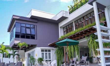 ให้เช่าบ้าน - Luxurious 8 bedroom pool villa just north of the 700 year stadium with easy access to Chiang Mai University, the Old Town and Nimman.