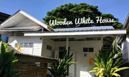 ให้เช่าบ้าน - ให้เช่า บ้านไม้สีขาวหายากใน กทม. ทรงไทยปั้นหยา อายุ 60 ปี ขนาด 107 ตารางวา 3 ห้องนอน 2 ห้องน้ำ