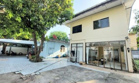 ขายบ้าน - ขายที่ดินพร้อมบ้าน ซ.เสรีไทย41 ติดสวนเสรีไทย,สำนักงานสวนสาธารณะ กทม. พื้นที่120ตรว. ภายในที่ดินมีบ้าน 2 หลังสามารถทำเป็น Home Officeได้